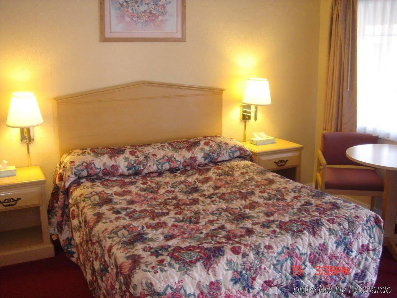Tri-Valley Inn & Suites Плезантон Номер фото